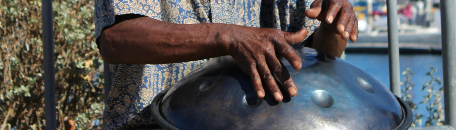 Esplorando i diversi modi d'uso dell'Hang Drum in diverse culture: una visione globale della magia musicale