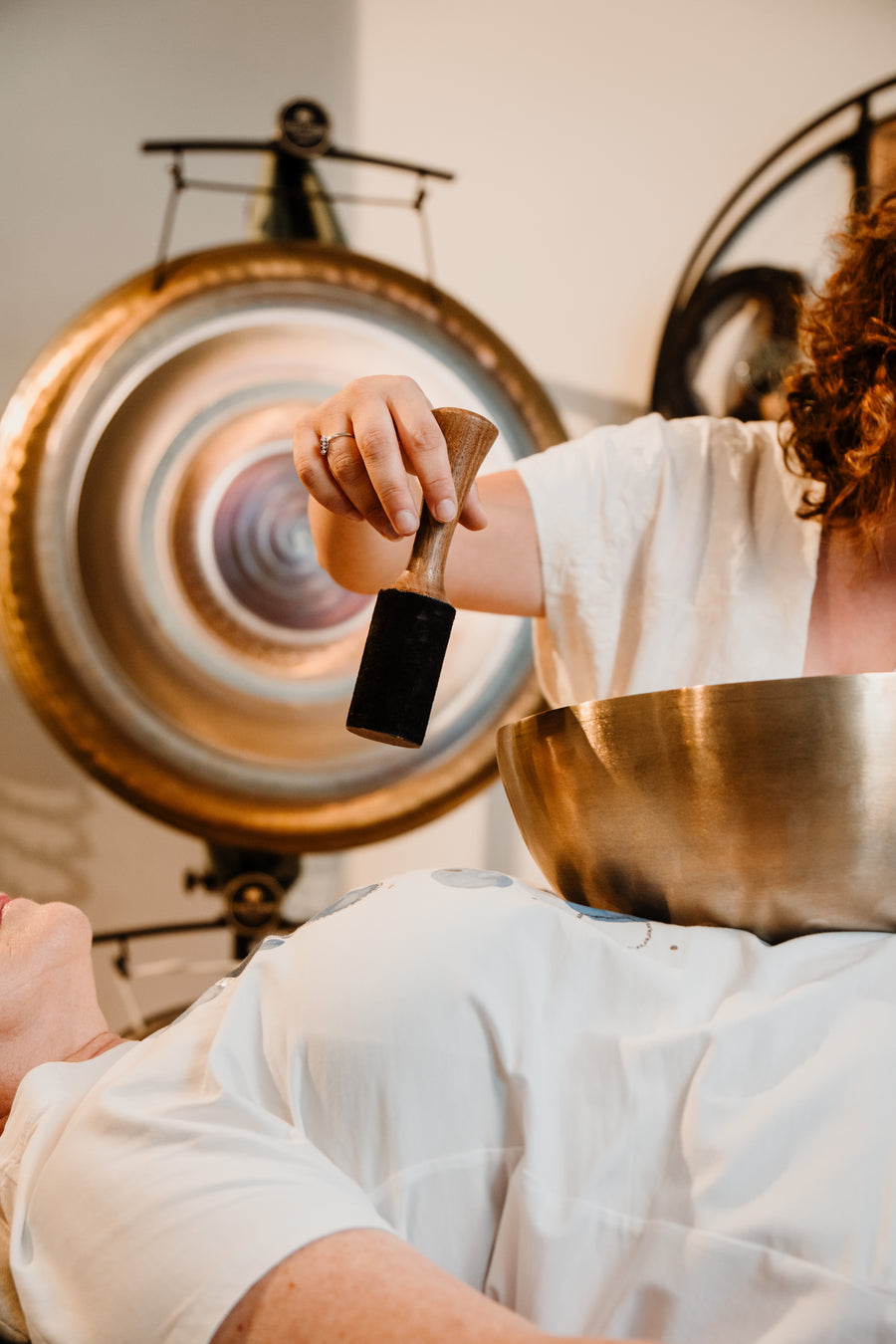 La pratica con le campane sonore nella fotografia originale di VibraSonic