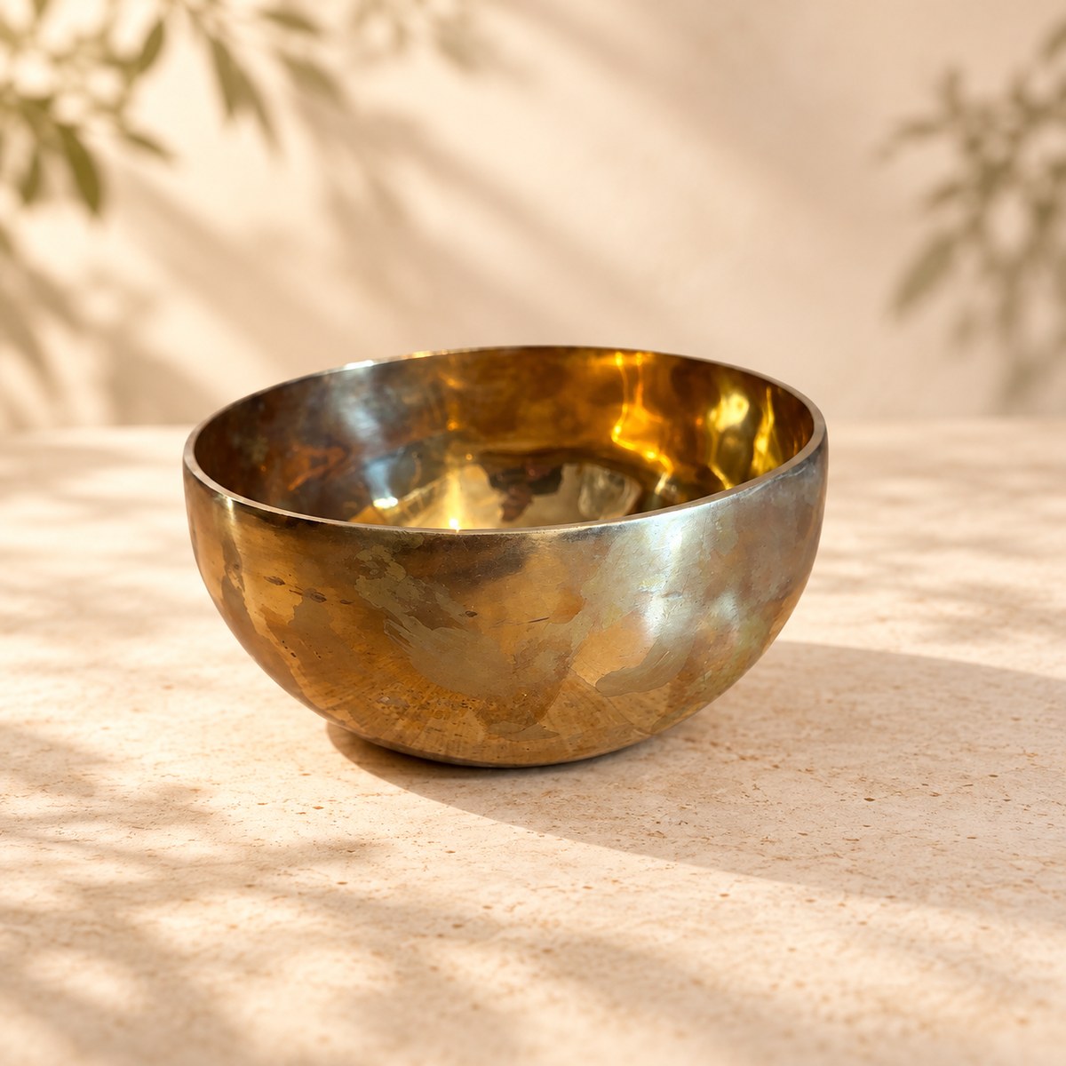 Campana tibetana VS-RNV-CT-32, vista laterale, ambientazione still life Vibrasonic