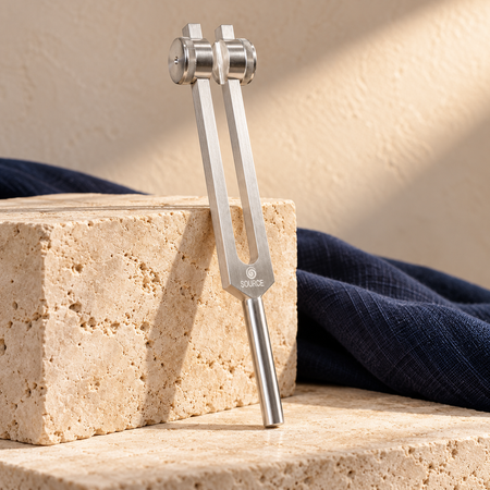 Diapason Source Vibrasonic con travertino e tessuto blu notte