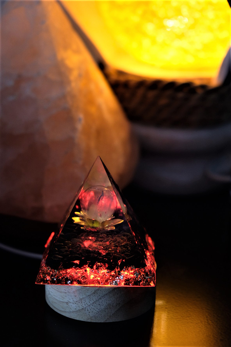 Piramide orgonite albero della vita, ametista viola e polvere d'oro