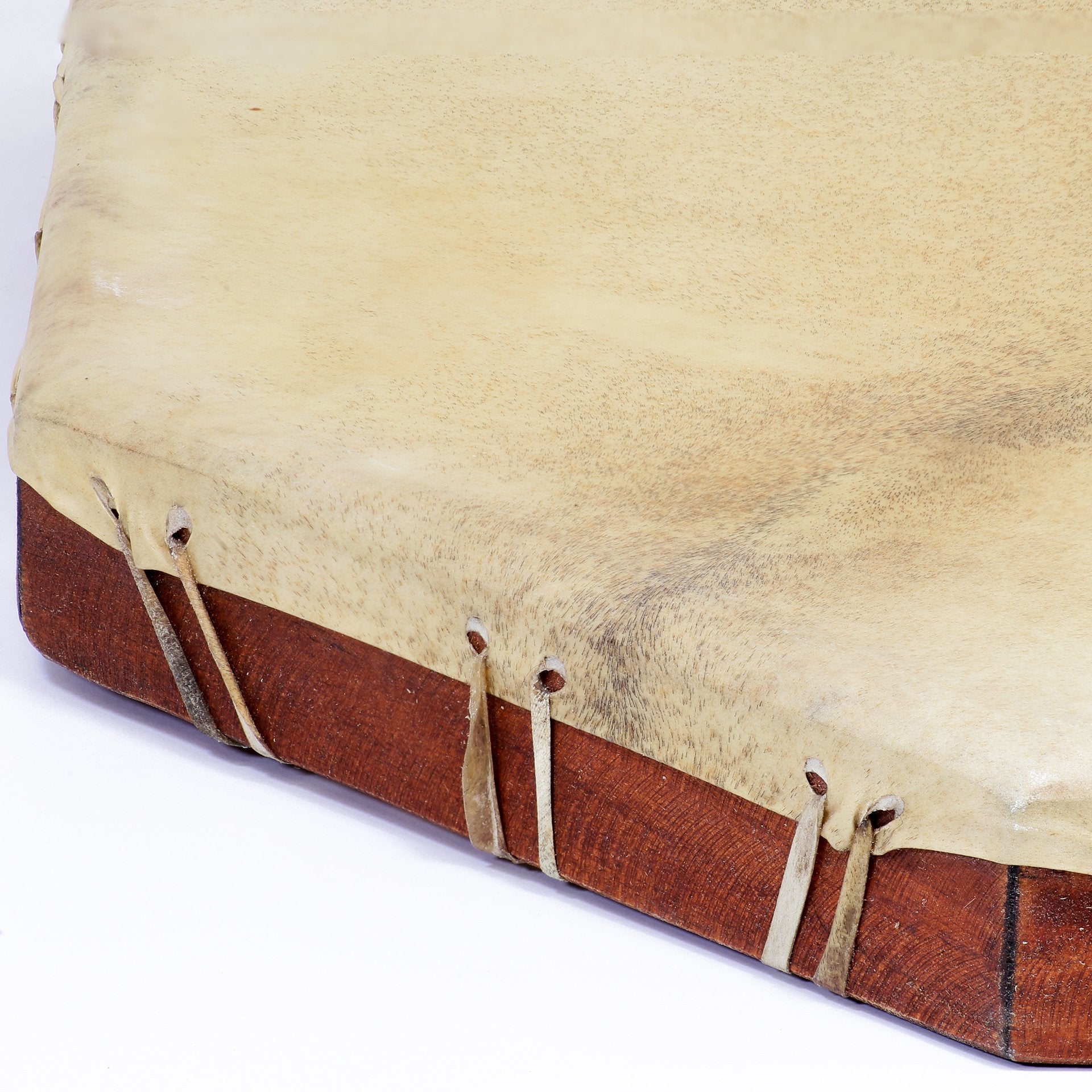 Tamburo rituale ottagonale 50 cm — dettaglio pelle e legature