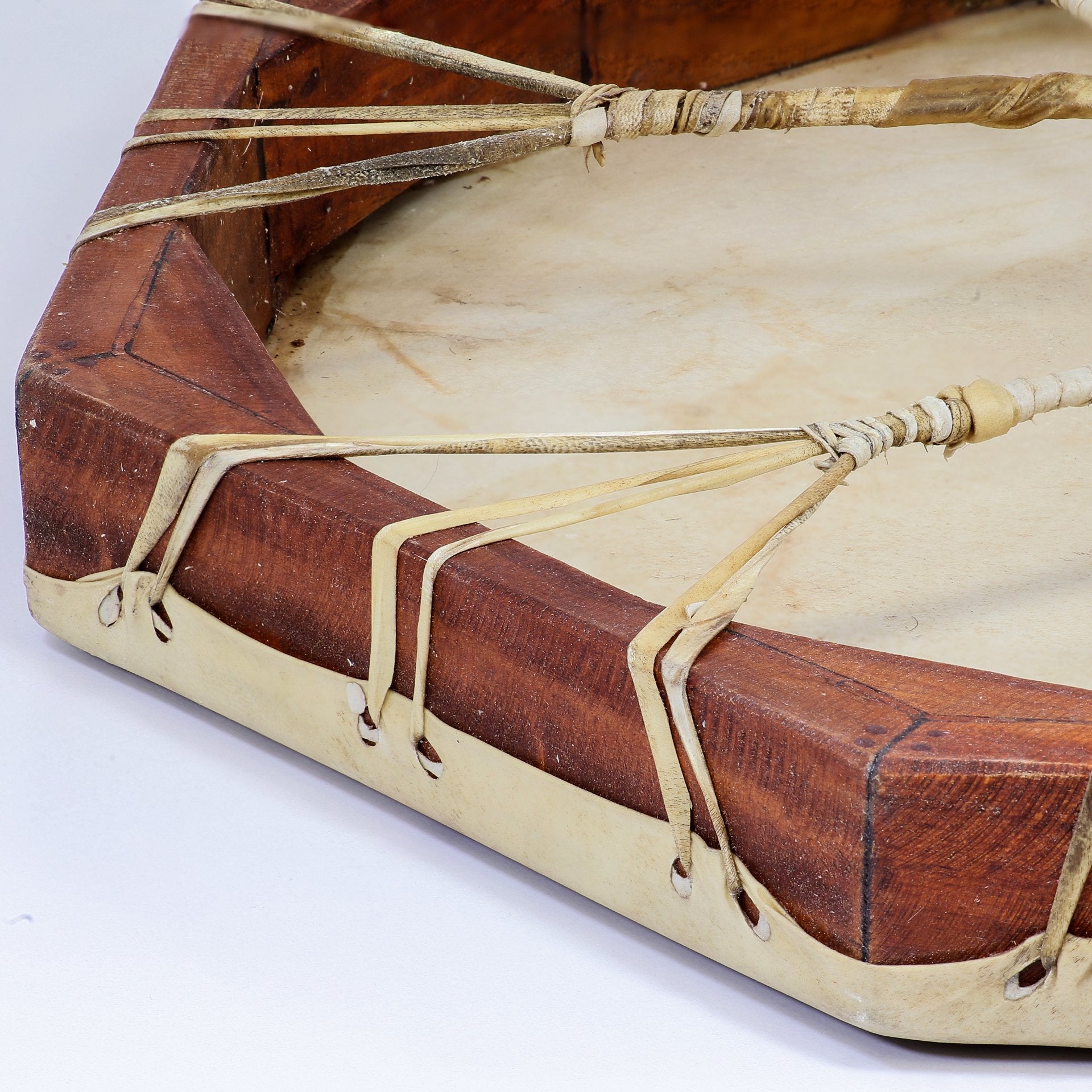 Tamburo rituale ottagonale 50 cm — dettaglio telaio e legature