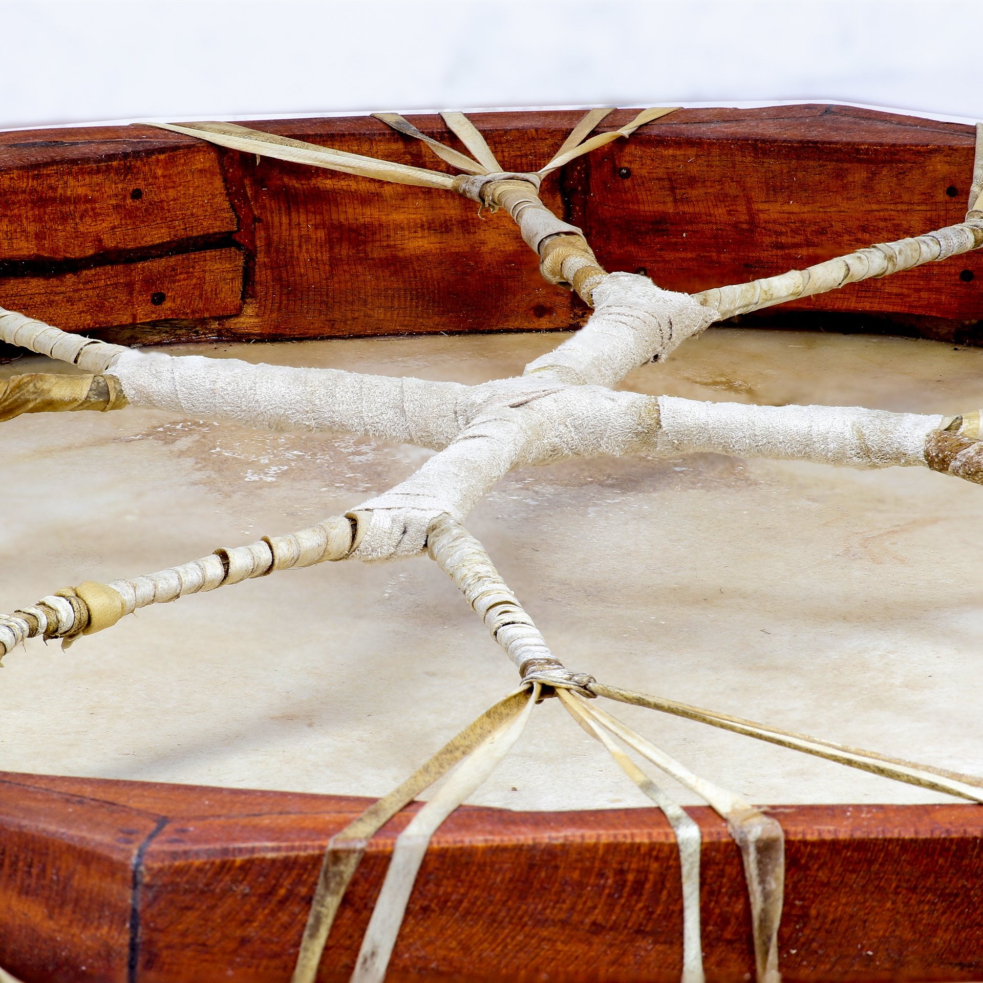Tamburo rituale ottagonale 60 cm — dettaglio impugnatura