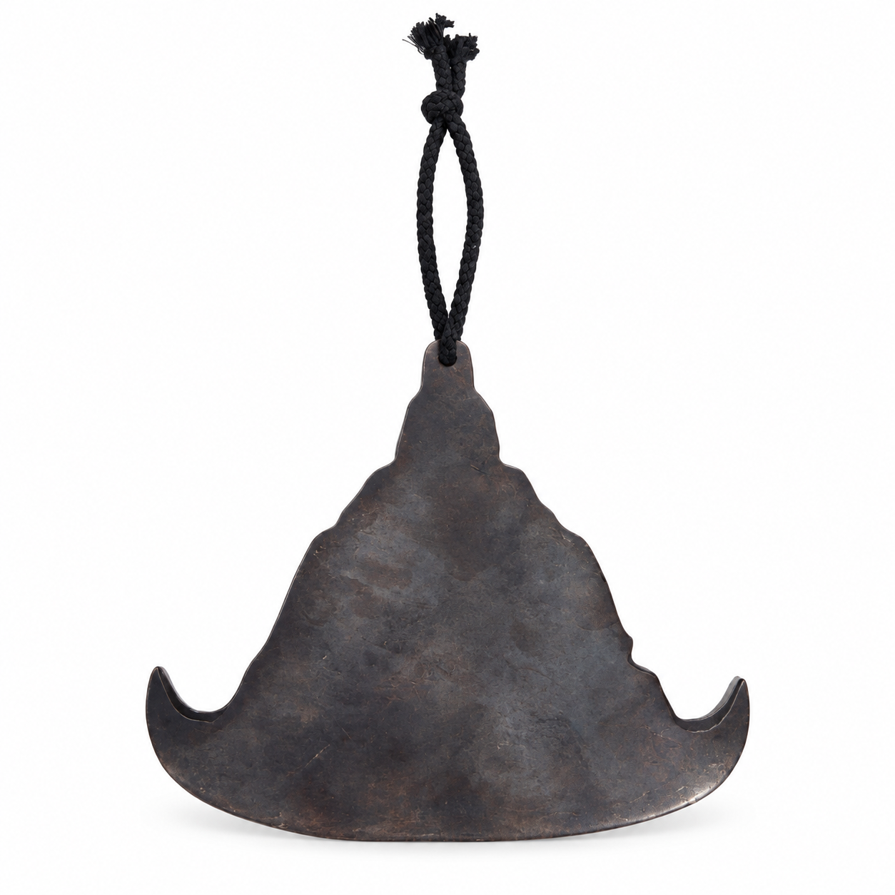 Gong in metallo con patina scura e cordino intrecciato nero, vista completa su sfondo bianco